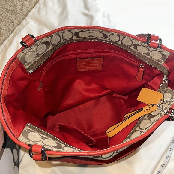 PARK SIGNATURE NORTH/SOUTH TOTE (COACH F23295)
SILVER/KHAKI/VERMILLION - Picture 2 of 2